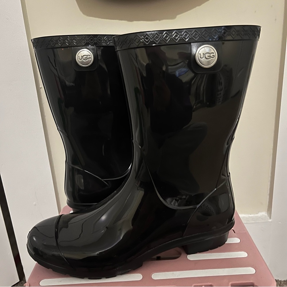 Black sienna Ugg rain boots with a high gloss finish with sheepskin-lined insole